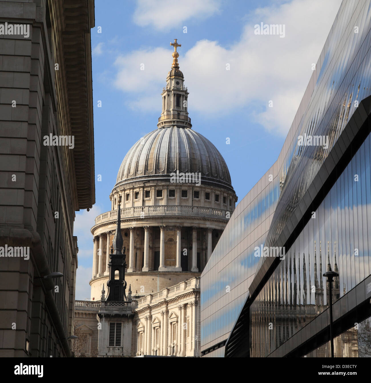 La Cathédrale de St Paul, vue à travers les immeubles de bureaux Ville de London England UK GO Banque D'Images
