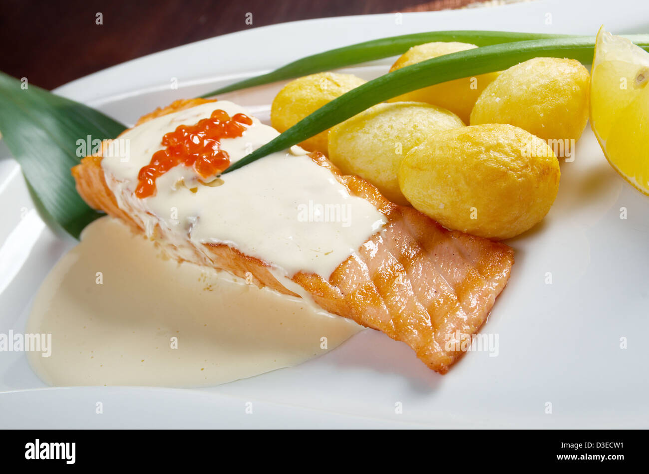 De pommes de terre au saumon avec sauce crème ..Profondeur de champ Banque D'Images