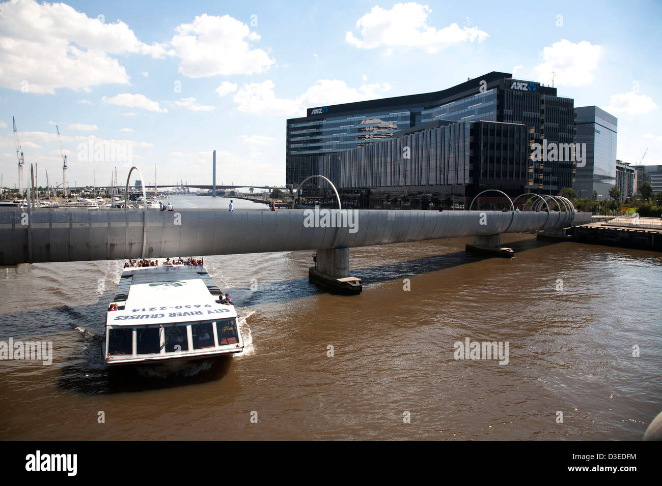 La Rivière Yarra bateau de croisière qui passe sous le pont à Webb Victoria Harbour Docklands Melbourne Australie Victoria Banque D'Images