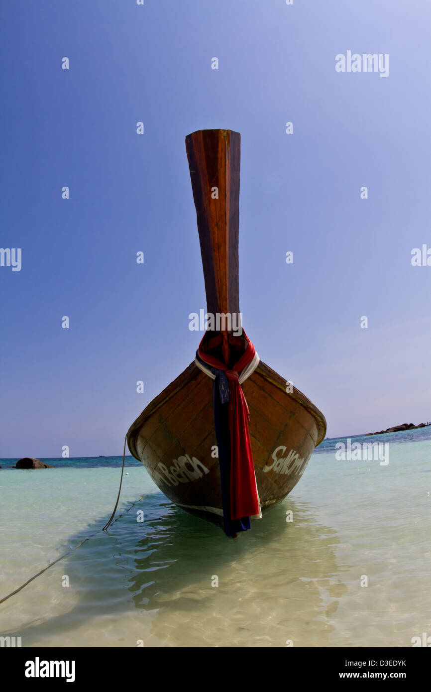 Close up d'un bateau "long tail" sur la plage de Thaïlande. Banque D'Images