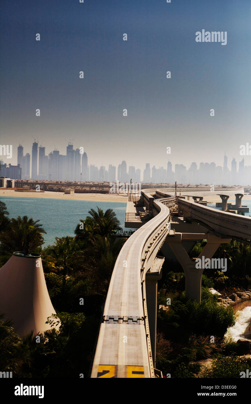 Le monorail à Dubaï avec l'horizon de Dubaï dans la distance Banque D'Images