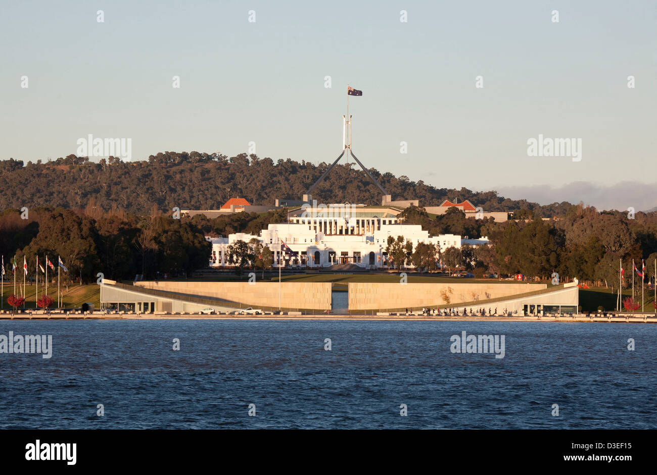 Sur le lac Burley Griffin à l'Australian Chambres du Parlement Canberra Australie Banque D'Images