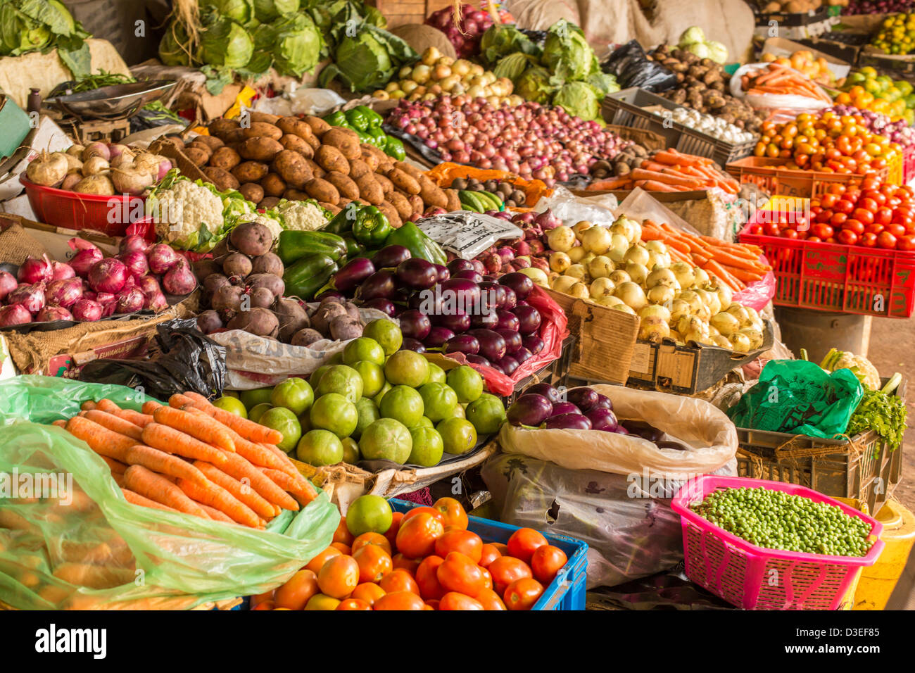 Fruits et légumes colorés disposés dans des locaux à un marché de