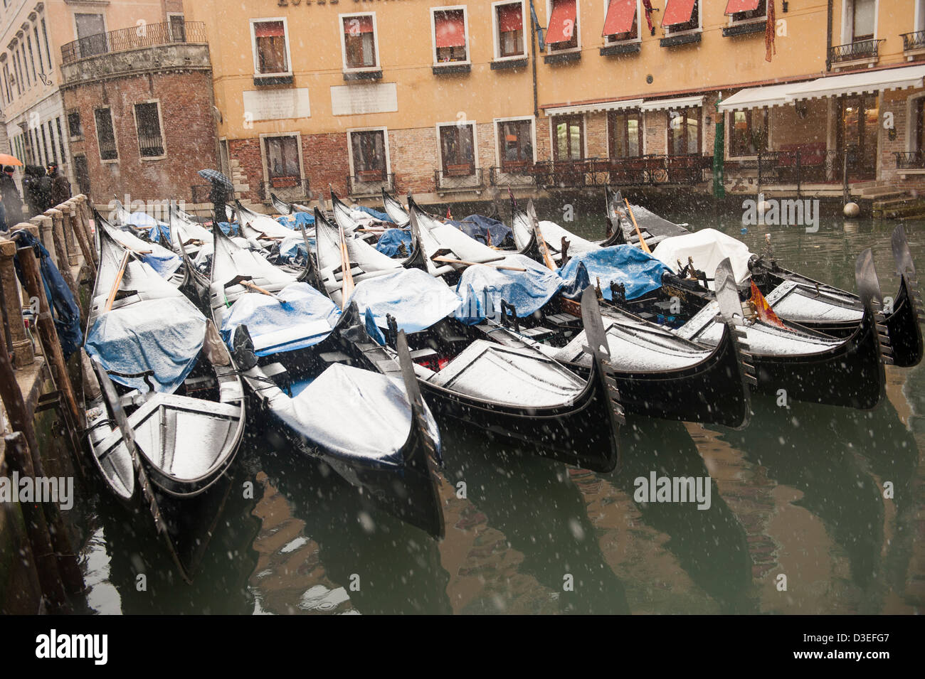 Une vue sur les gondoles couvertes de neige mouillée à la station de télécabine tandis qu'une forte chute de neige à Venise, Italie. Banque D'Images