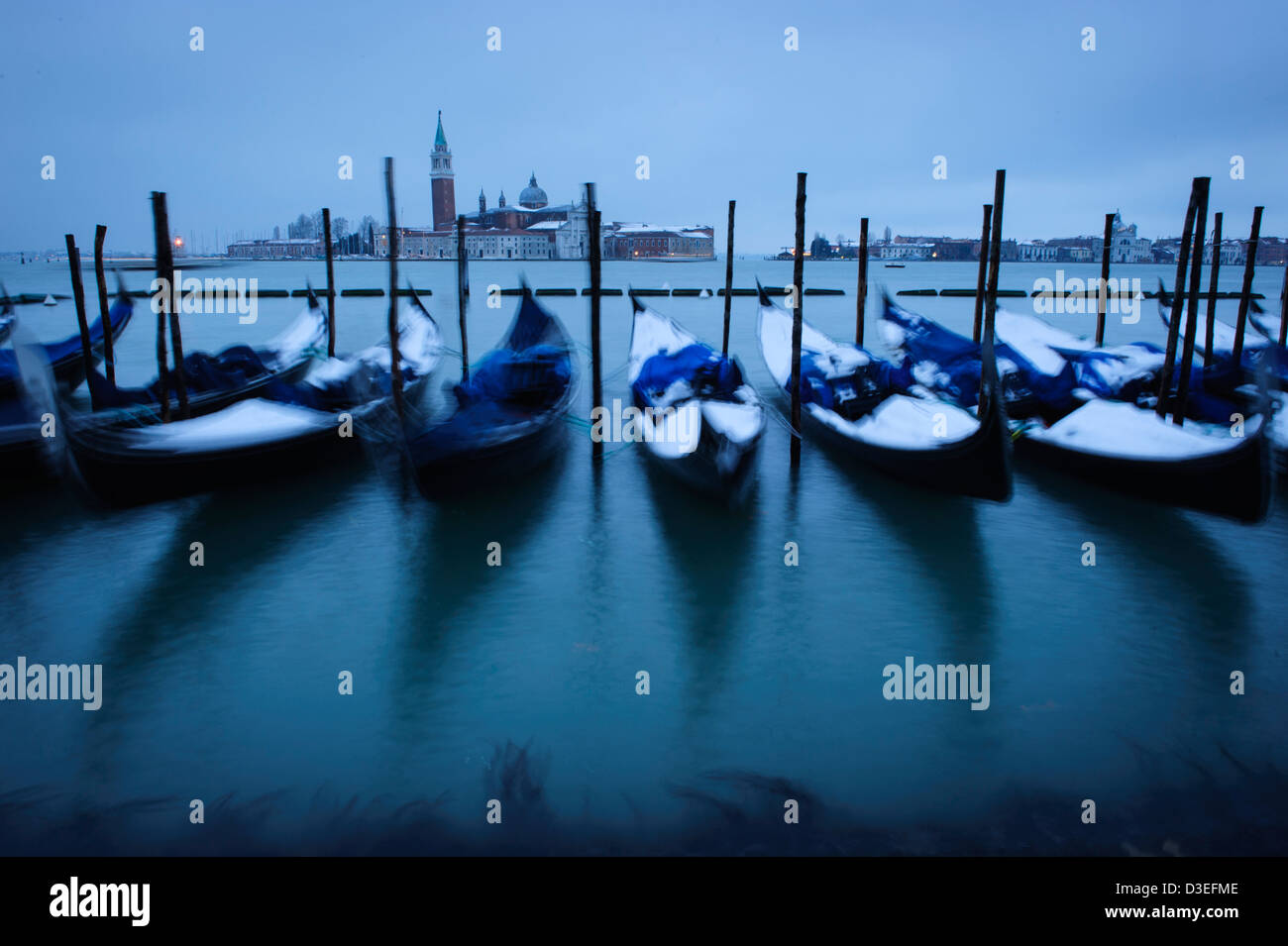Gondoles couvertes de neige vu à Venise, au bord de l'eau au cours de la forte chute de neige et des conditions météorologiques à Venise. Banque D'Images