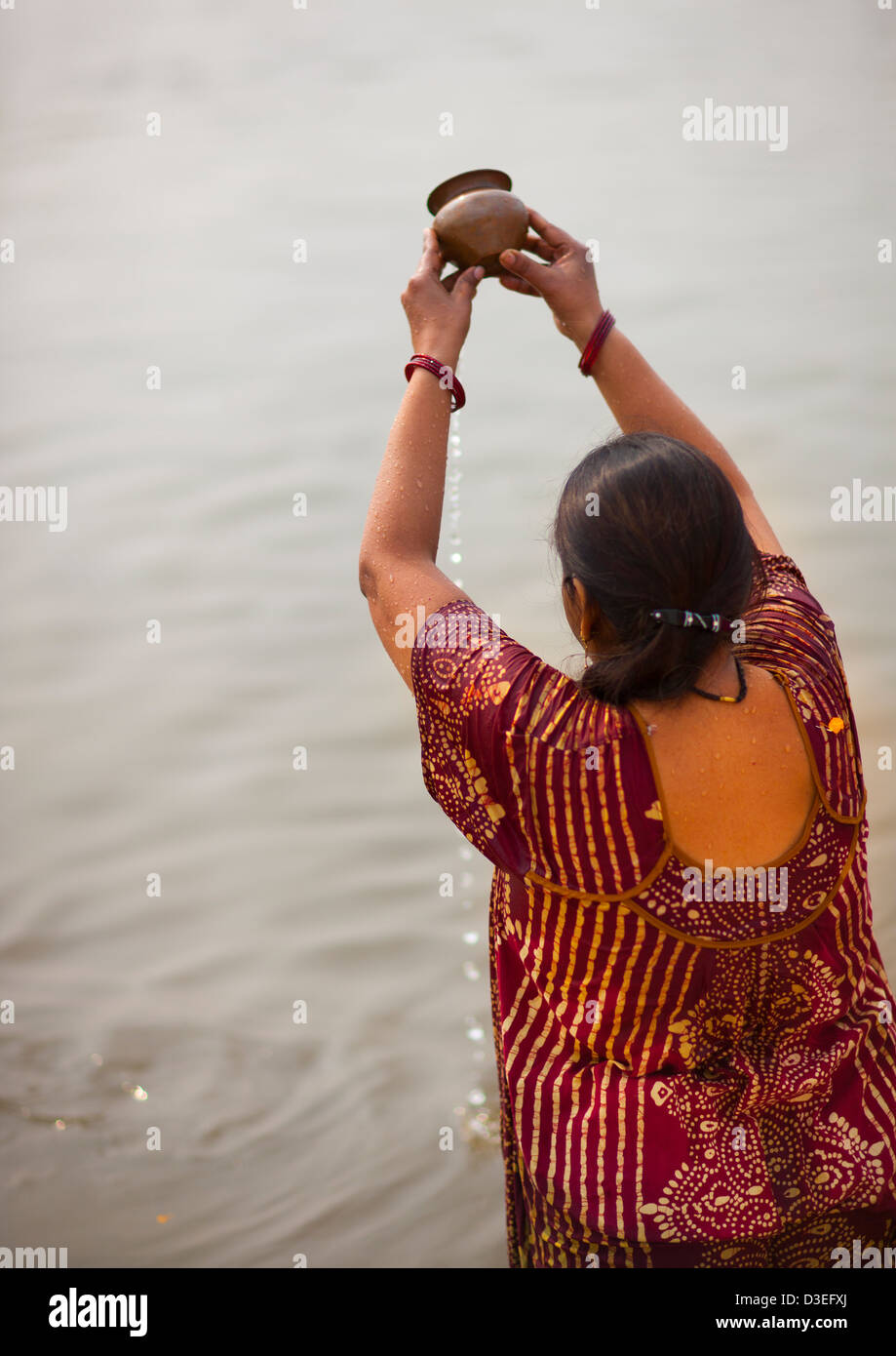 Pilgrim le bain dans le Gange, Maha Kumbh Mela, Allahabad, Inde Banque D'Images