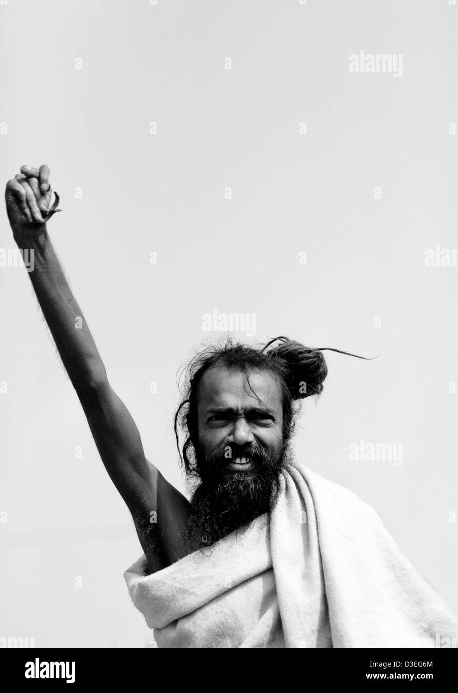 Naga Sadhu tenant son bras vers le haut, Maha Kumbh Mela, Allahabad, Inde Banque D'Images