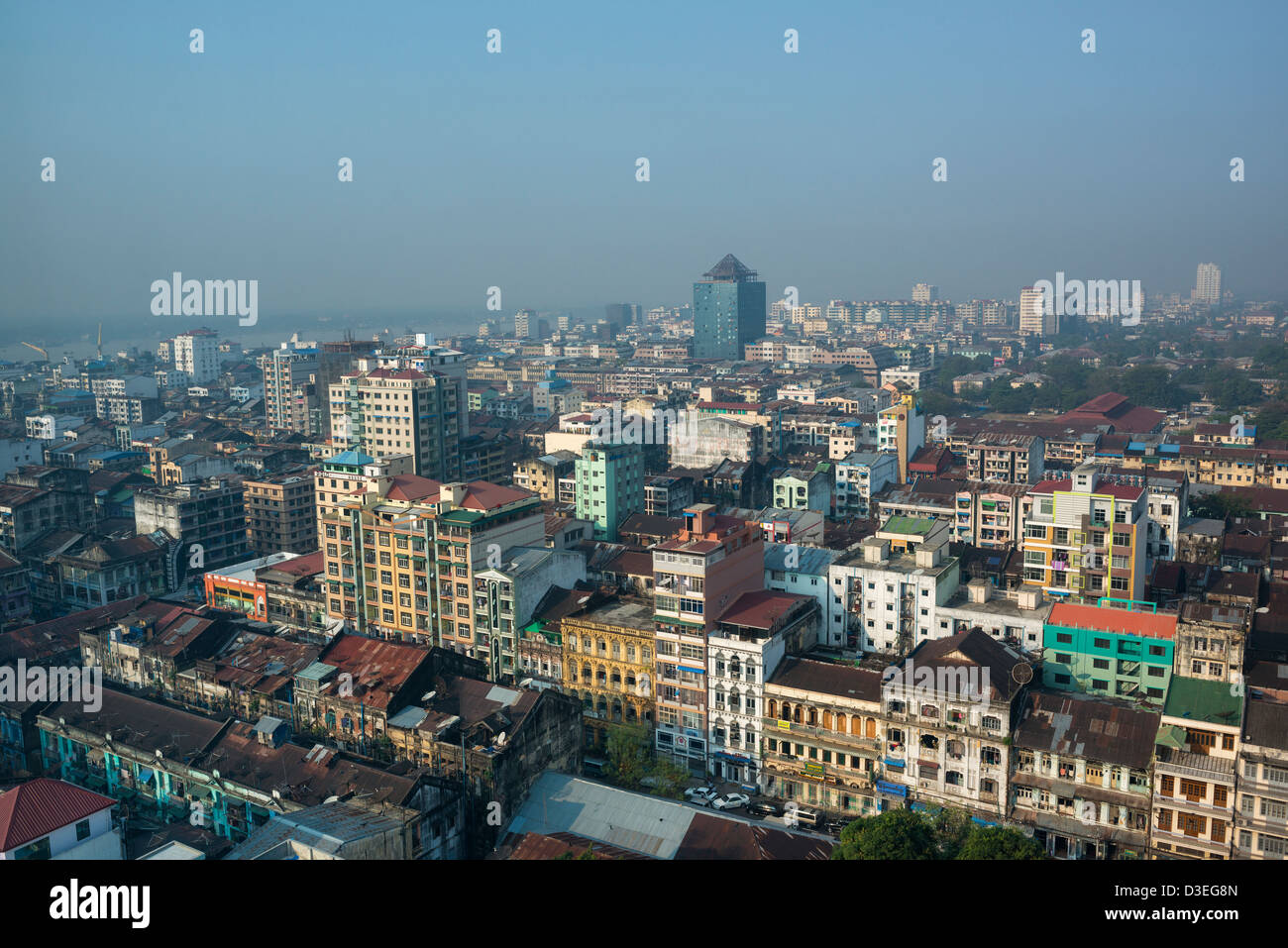 Skyline de Yangon city central avec d'anciens et de nouveaux bâtiments Rangoon Myanmar Birmanie Banque D'Images