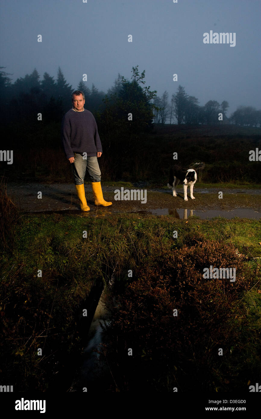 Île de Eigg, ÉCOSSE - 1er novembre 2007 : Eric Weldon, 49, se trouve à côté du ruisseau qui fournit sa maison avec un peu de pouvoir. hydo Banque D'Images