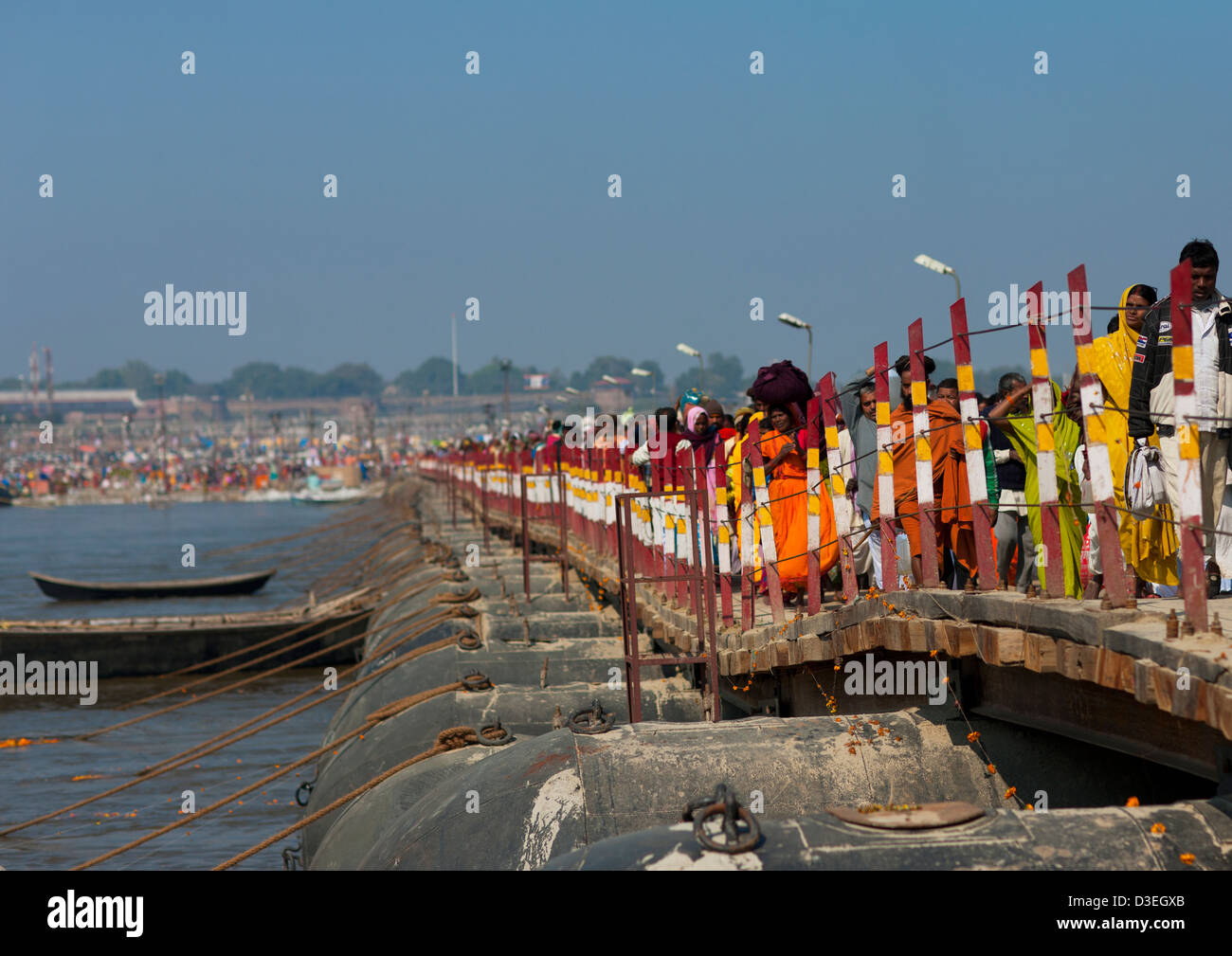 Pèlerins traversant un pont, Maha Kumbh Mela, Allahabad, Inde Banque D'Images
