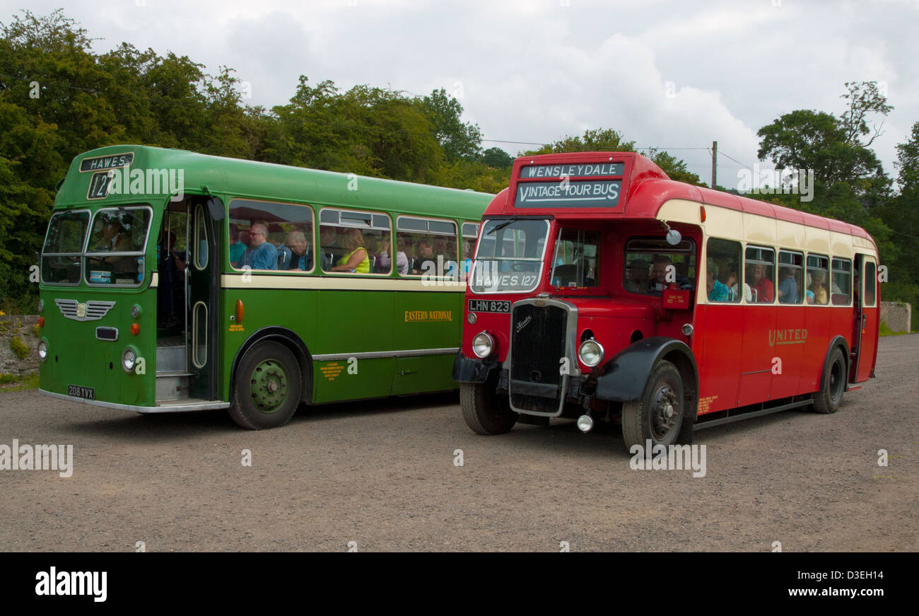 Une paire de vintage Bristol excursions en bus, Wensleydale, Yorkshire Dales National Park, Yorkshire, Angleterre Banque D'Images