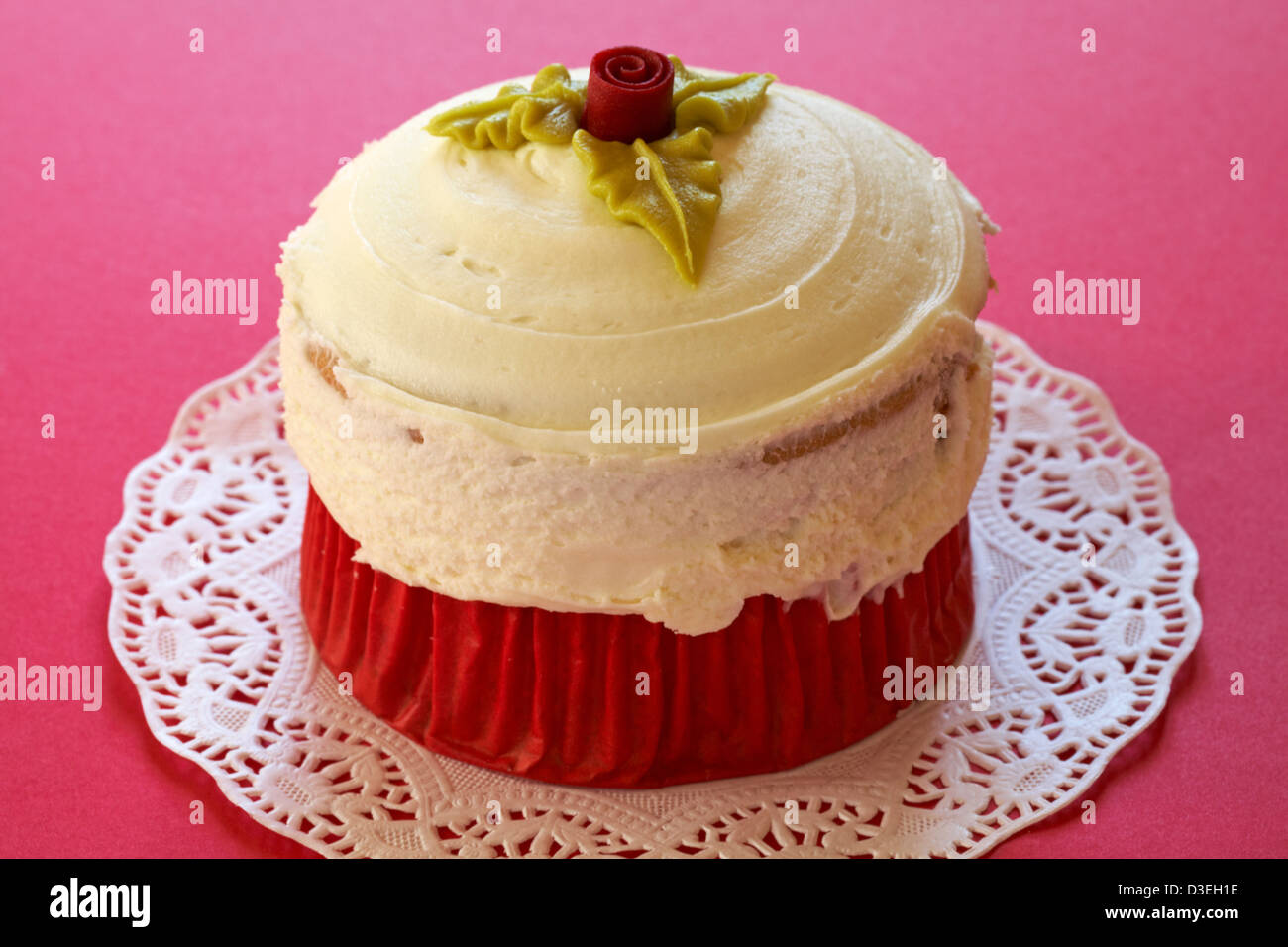 Être la mienne sur Cupcake Vanille géant ensemble napperon sur fond rouge - idéal pour la Saint-Valentin, jour de la Saint-Valentin Banque D'Images