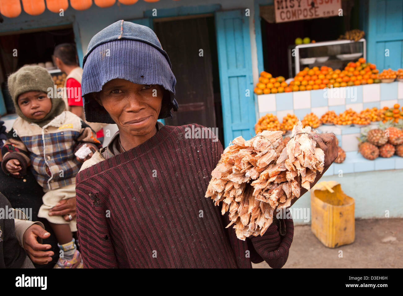 Madagascar, Ambositra, femme vendant petit paquet de bois de chauffage à côté de road Banque D'Images