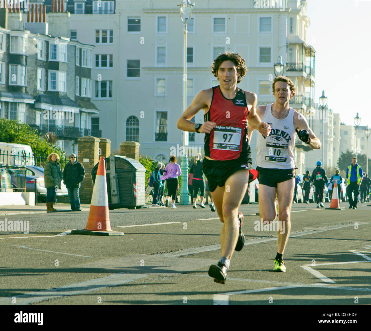 Le demi-marathon, Paul Martelletti passe devant Royal Crescent sur Marine Parade, Brighton, Royaume-Uni. 17 février 2013. Martelletti, de Victoria Park Harriers, a remporté la course des hommes en 67 minutes, 29 secondes. Sur 10 500 a commencé à la 23e demi-marathon de Brighton, la principale activité de financement pour le Sussex Beacon, un centre de soins cliniques pour les hommes et les femmes vivant avec le VIH. La course, qui permet de démarrer à Brighton Marina avec parking à 200 coureurs prenant part, est devenu l'un des plus grands événements de course dans le sud-est de l'Angleterre Banque D'Images