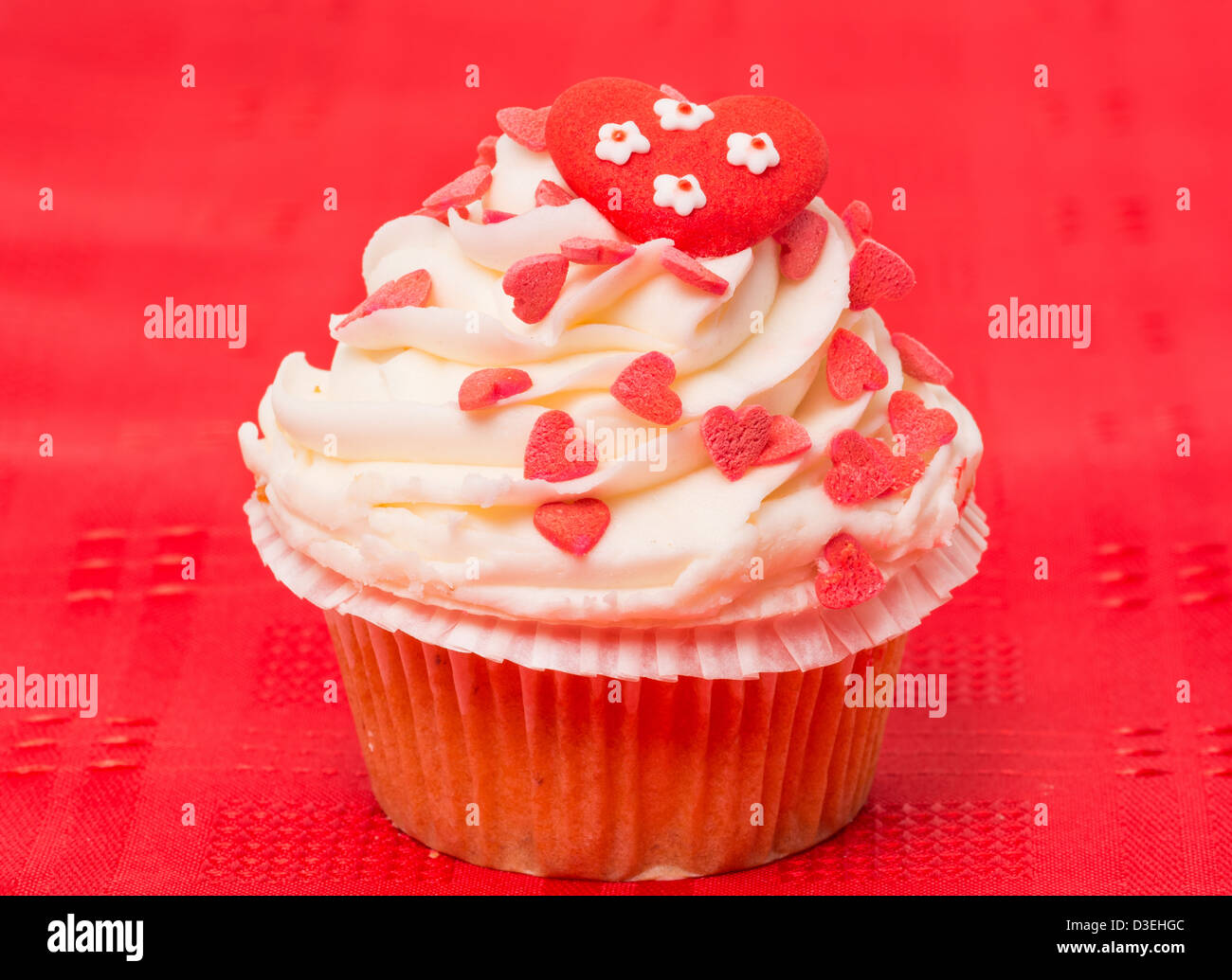 Tasse Gateau Decore Avec Un Theme De L Amour Et De Coeur Design Fond Rouge Photo Stock Alamy
