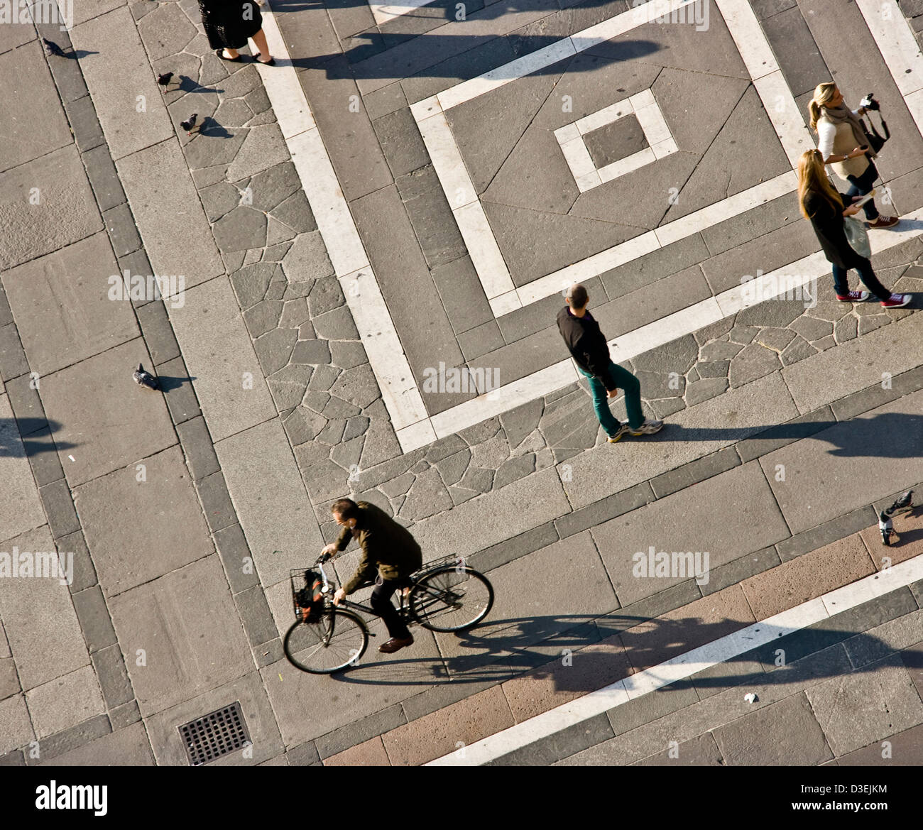 Les touristes et Milanais le vélo et la marche à Piazza Duomo, Milan, Lombardie Italie Europe Banque D'Images