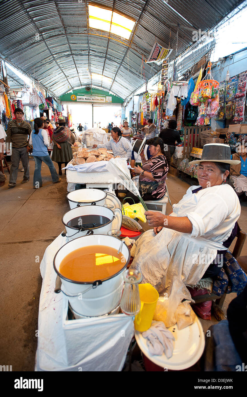 Le Pérou, Ayacucho, visites. La chicha en vente dans le marché central historique. Banque D'Images