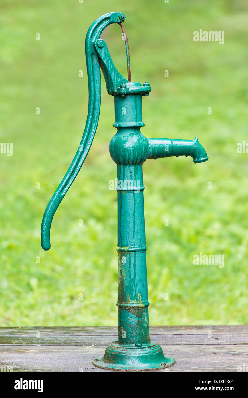 La main à l'ancienne pompe à eau verte Banque D'Images