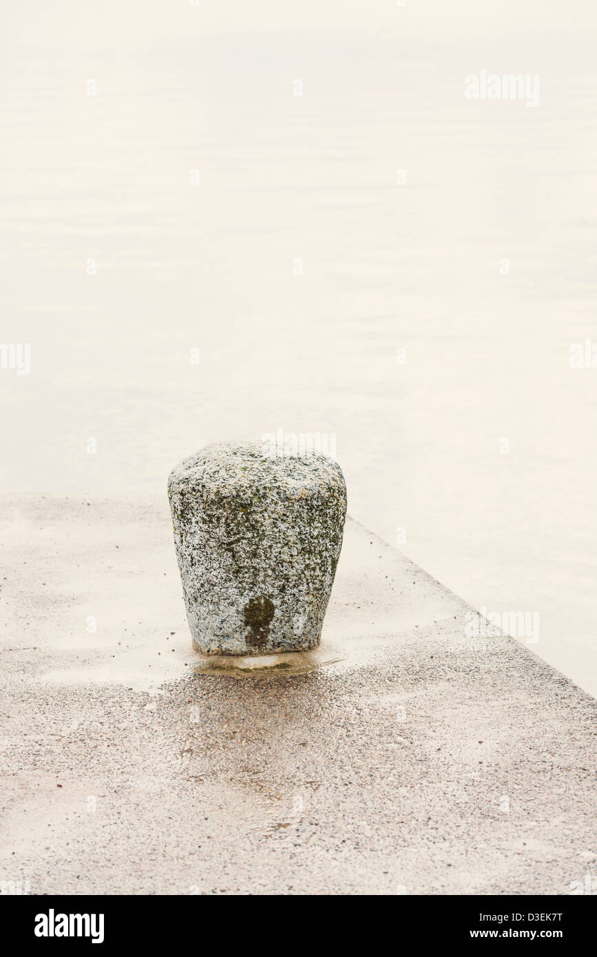 Scène tranquille de pierre avec dock vide bollard et mer calme Banque D'Images