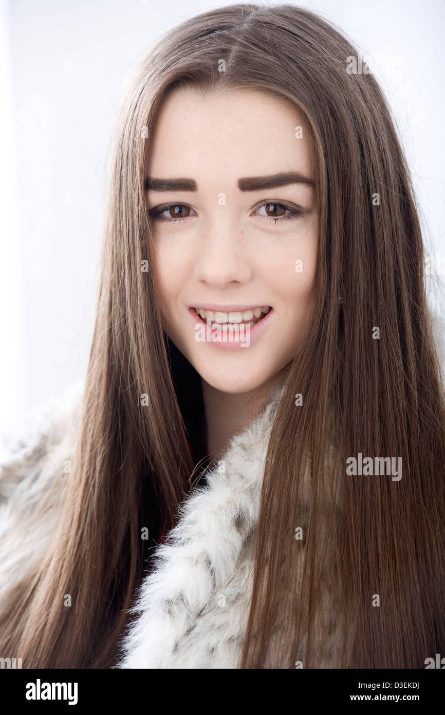 Portrait d'une jeune fille de quinze ans avec de longs cheveux raides. Banque D'Images