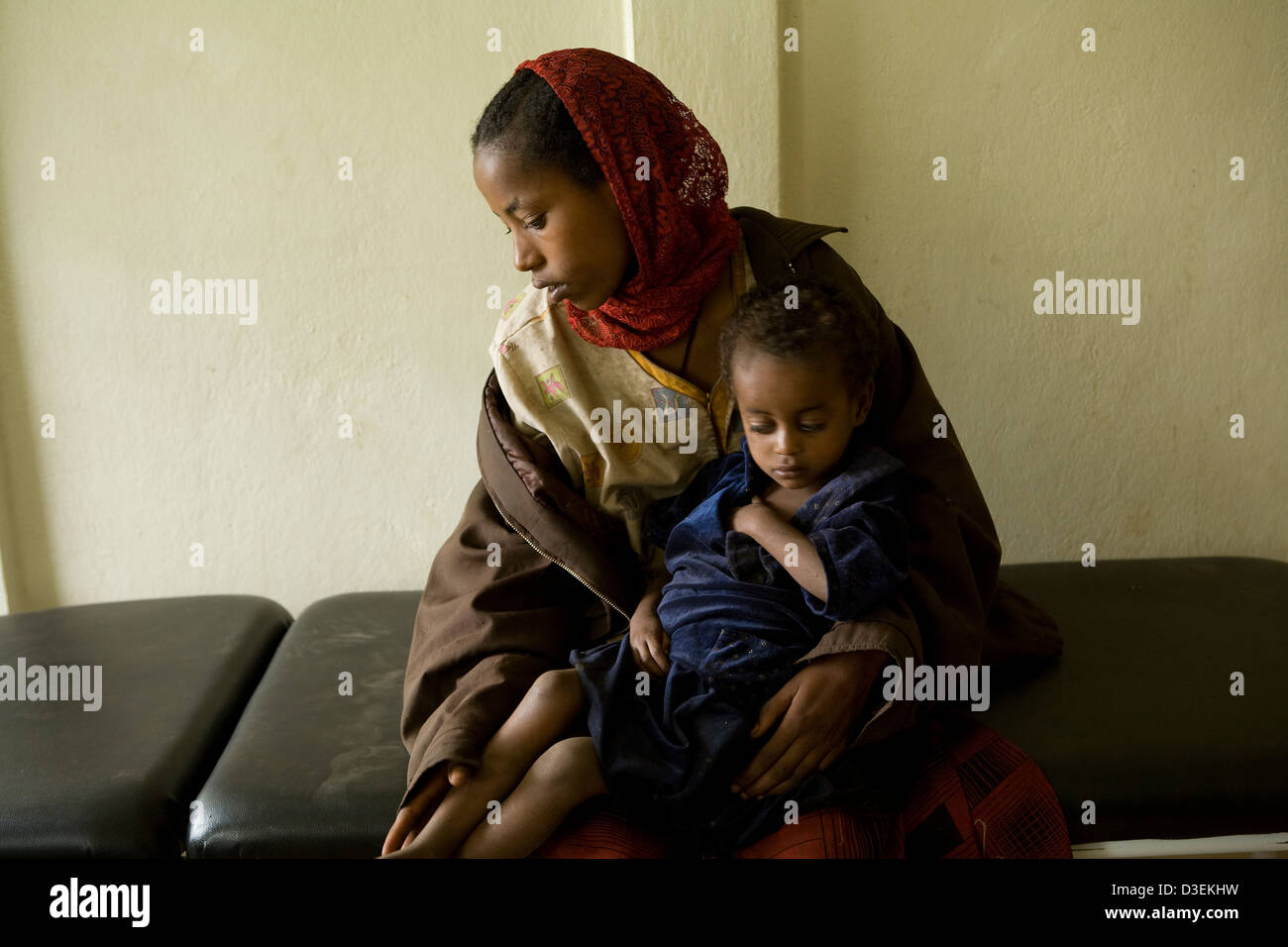 BITENA HEALTH CENTRE, ZONE WOLAYITA, Éthiopie, le 20 août 2008 : Masaret Linta, 17, dans le centre de soins thérapeutiques avec sa soeur Banque D'Images