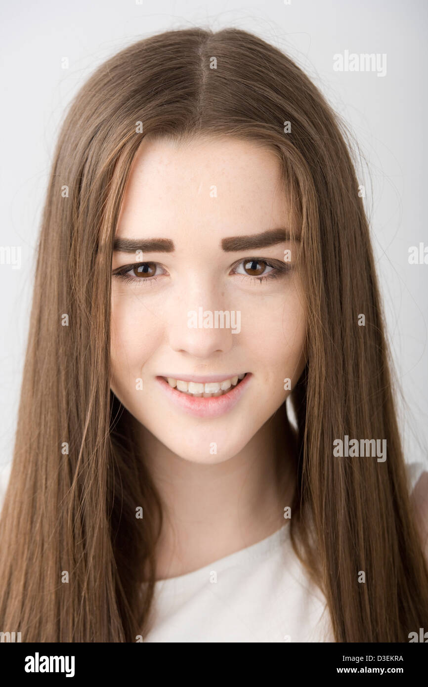 Portrait of teenage girl avec de longs cheveux bruns. Banque D'Images