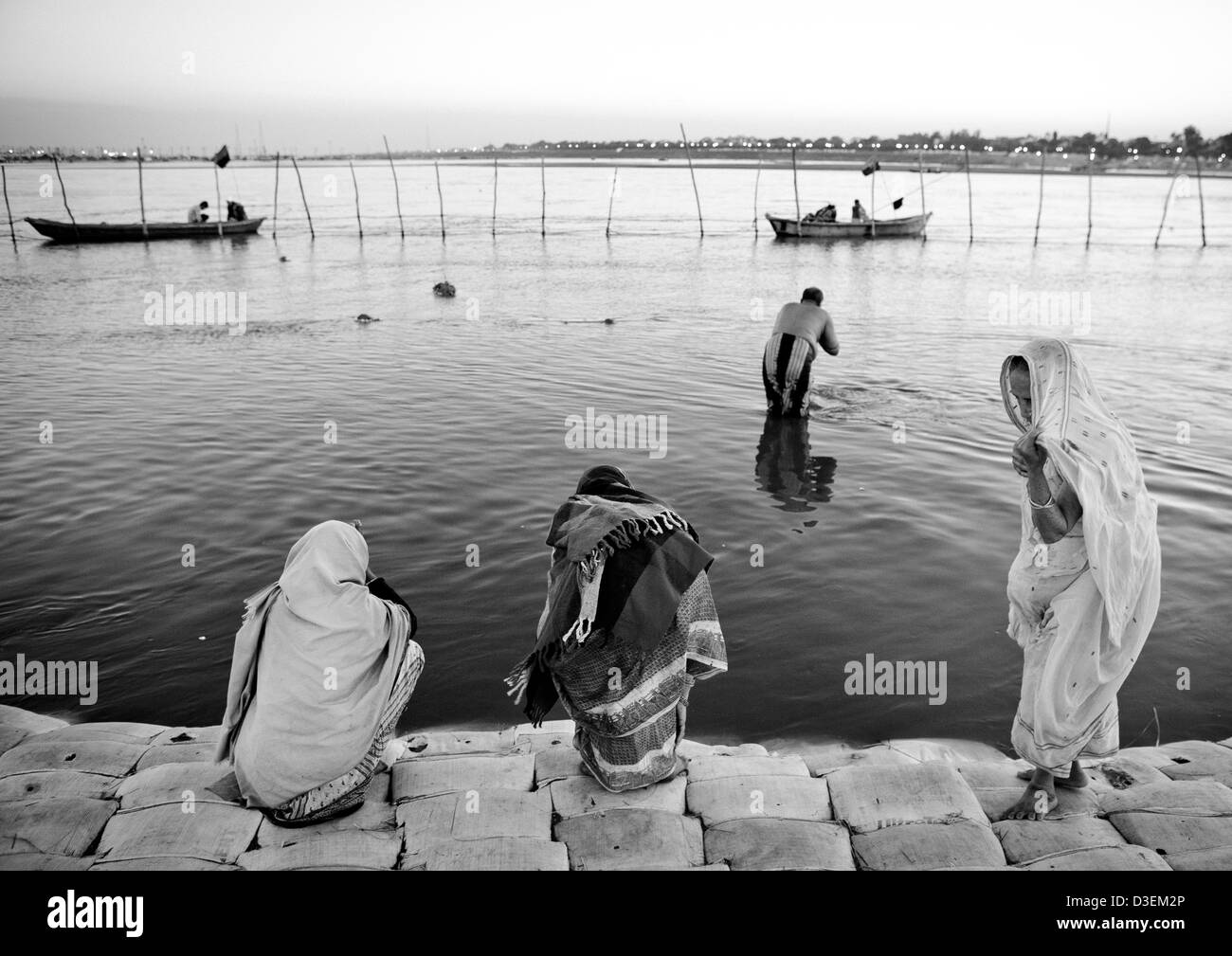 Les pèlerins se baigner dans le Gange, Maha Kumbh Mela, Allahabad, Inde Banque D'Images