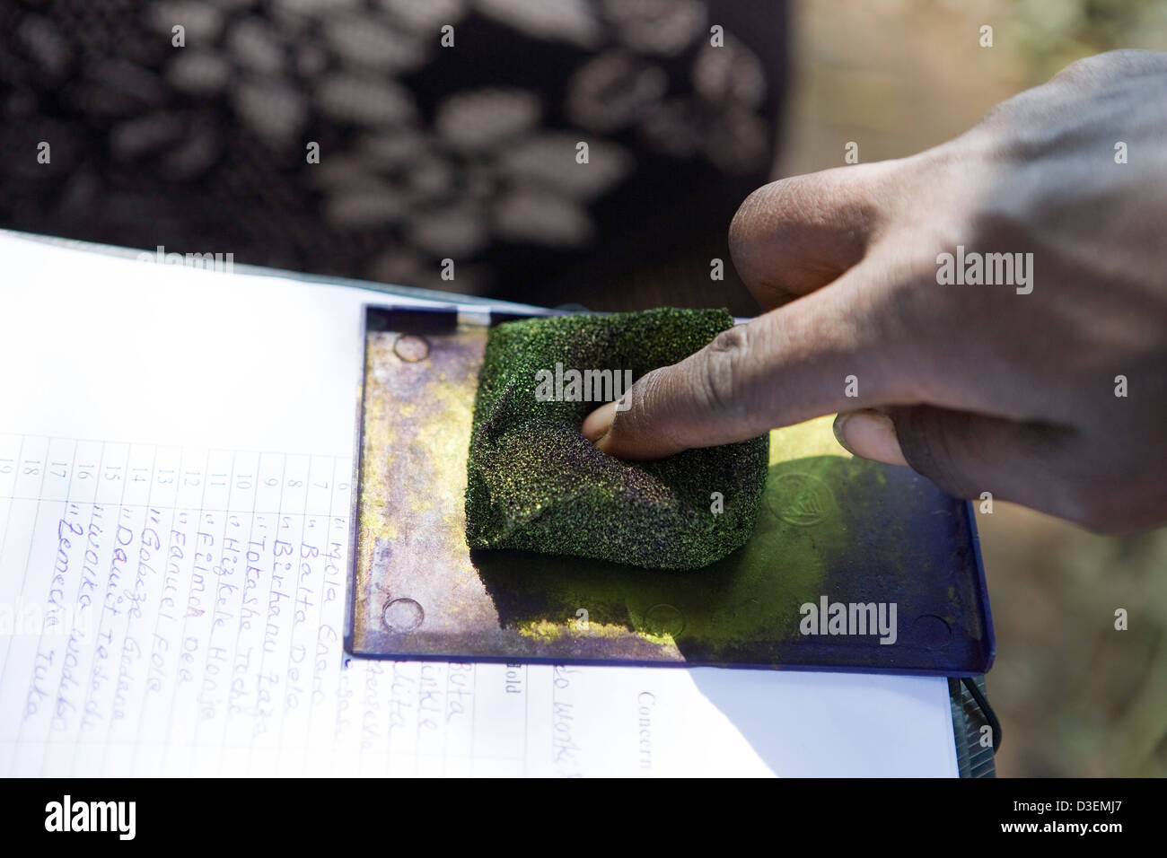 HWOLAYITA, zone sud de l'Ethiopie, 21 août 2008 : Les participants s'inscrire avec une empreinte digitale pour une distribution de boutures Banque D'Images