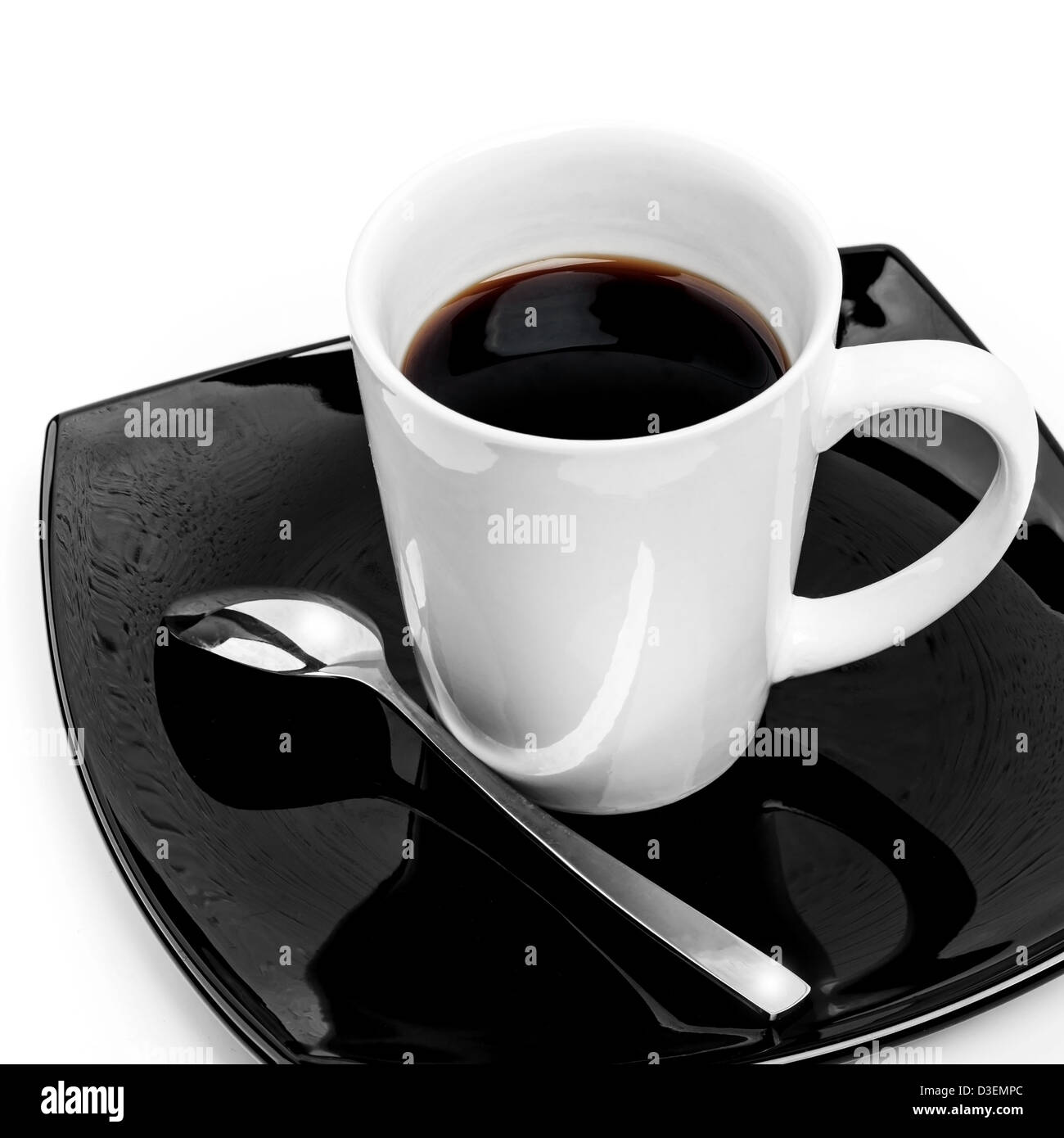 Black tasse à café avec soucoupe cuillère sur fond blanc ci-dessus Banque D'Images