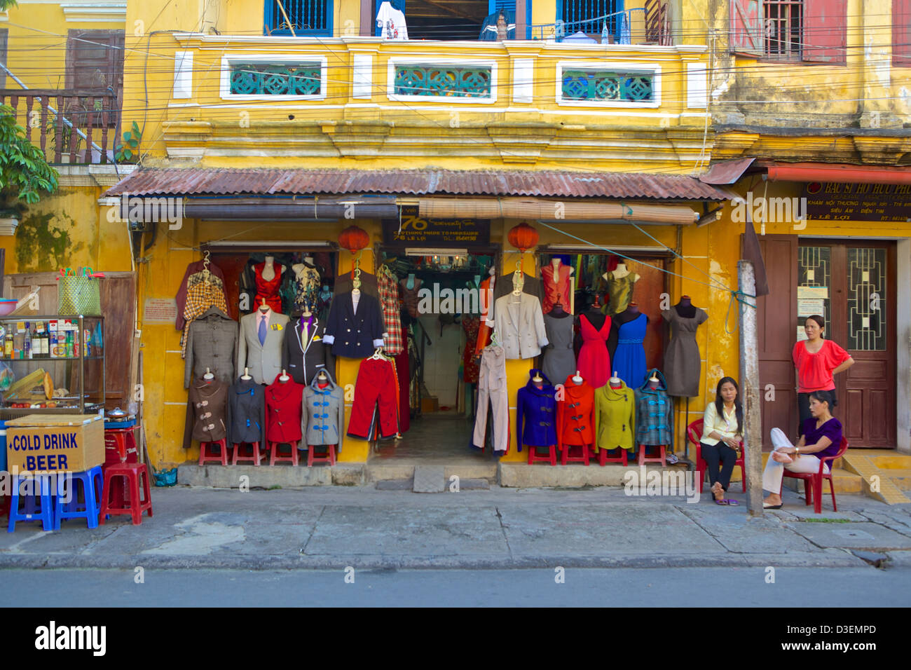 Boutique de vêtements des gens assis à Hoi An, Vietnam Banque D'Images
