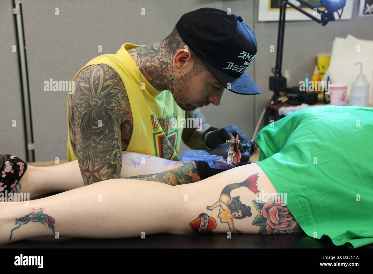 Convention de Tatouage Brighton milliers affluent pour obtenir de nouveaux encrages de célèbres artistes de tatouage. Banque D'Images