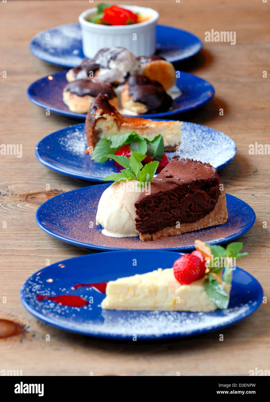 Une rangée de desserts au restaurant un Shropshire Banque D'Images