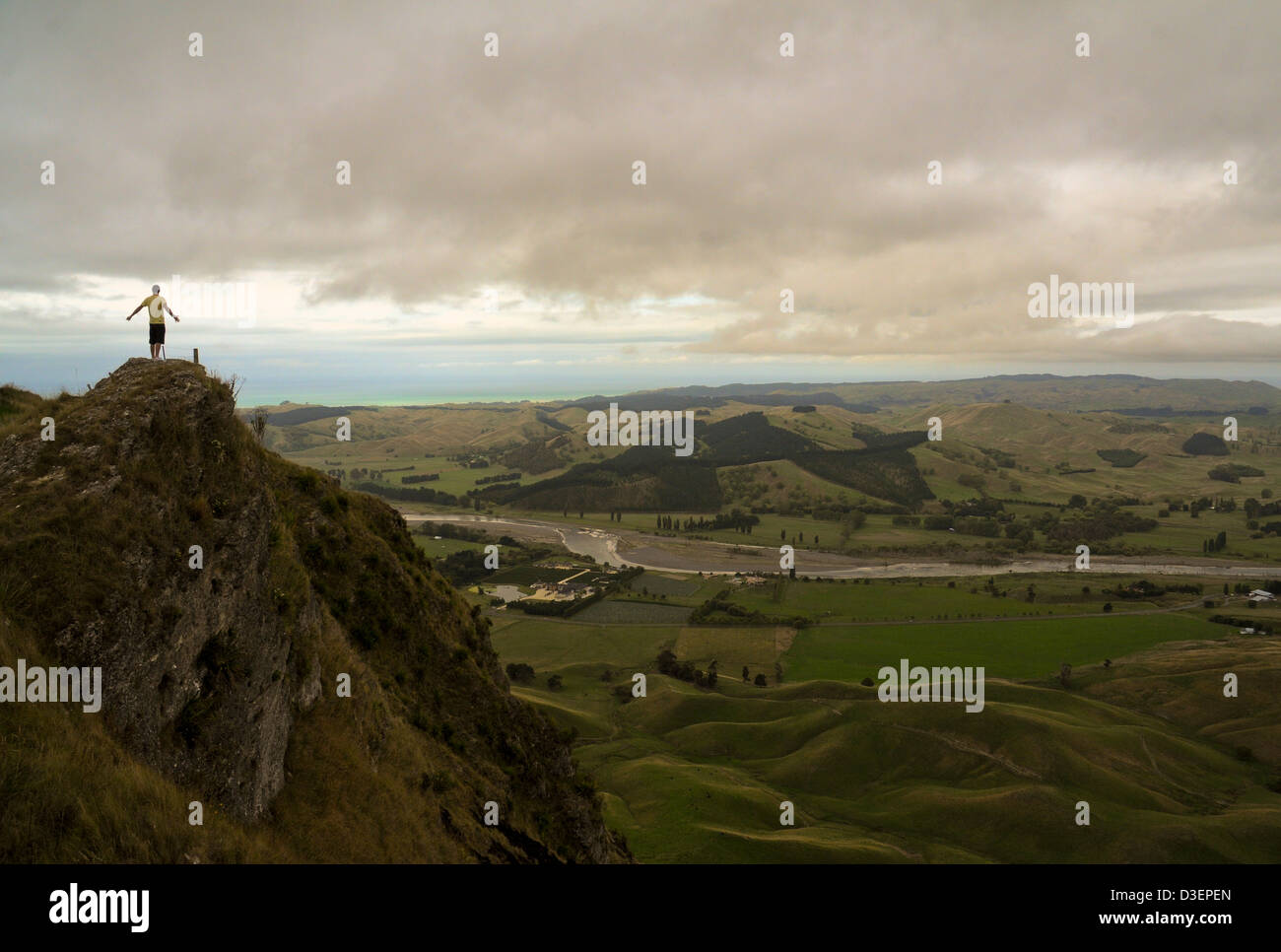 Un homme sent la puissance de la nature au sommet d'une colline dans la région de Hawke's Bay, Nouvelle-Zélande. Banque D'Images
