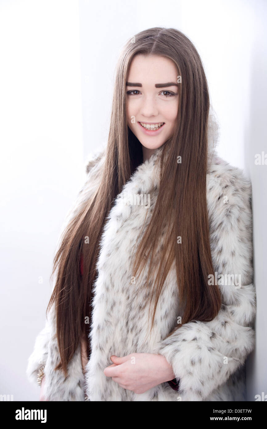 Portrait d'une jeune fille de quinze ans avec de longs cheveux raides. Banque D'Images