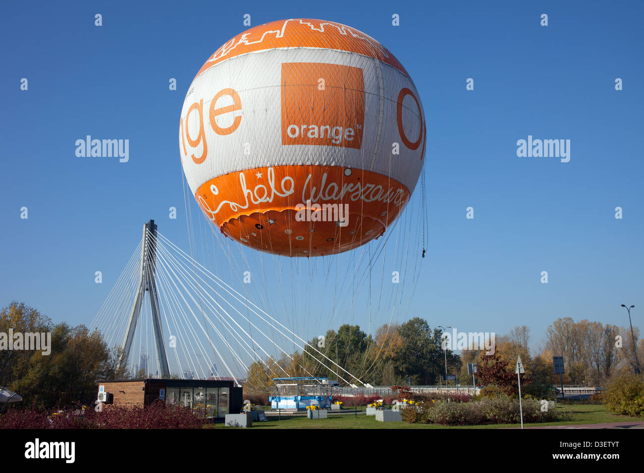 Stacja Orange Balon, hélium ballon à côté du pont Swietokrzyski à Varsovie, Pologne. Banque D'Images
