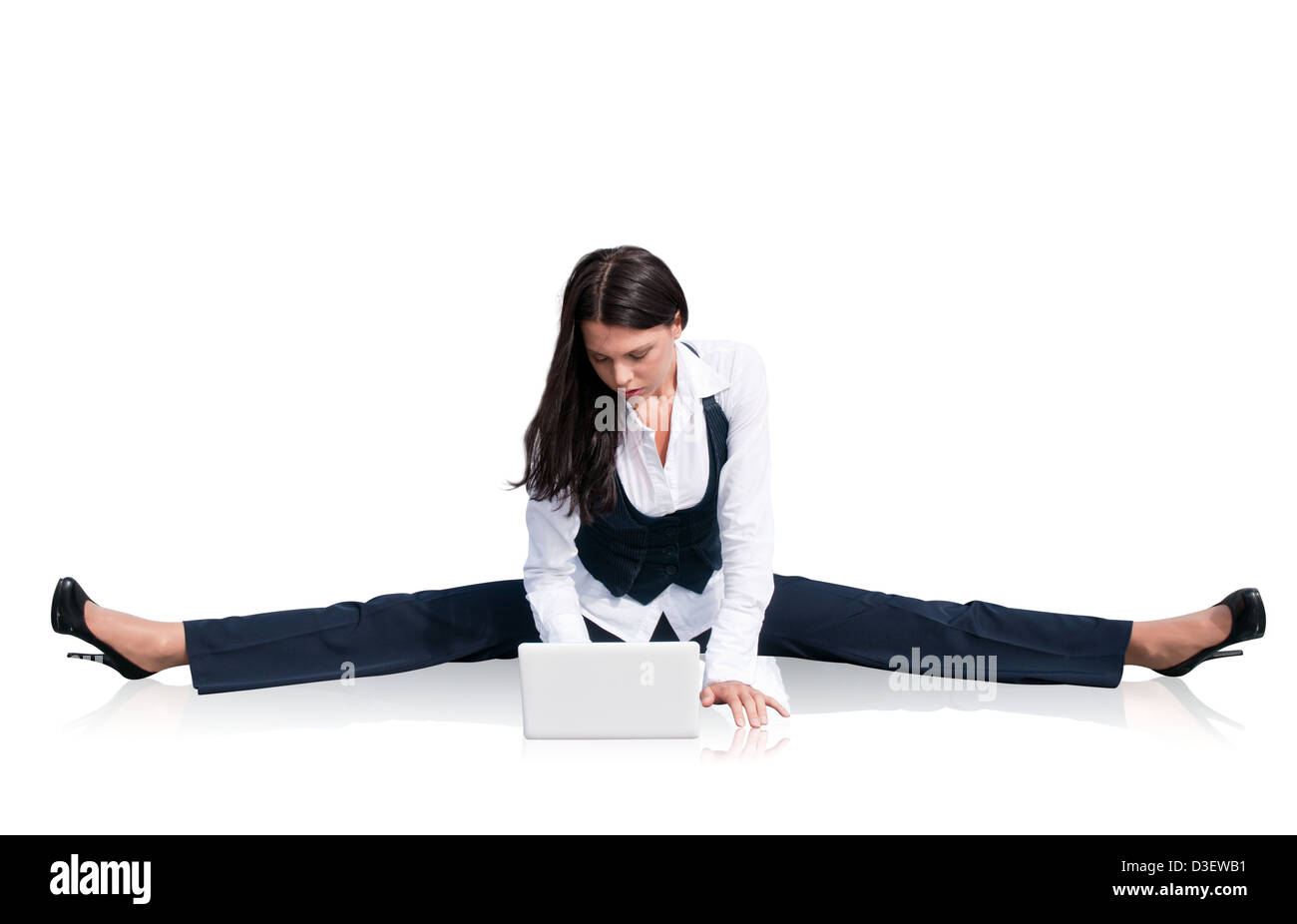 Jeune femme d'affaires en gymnastique posent le travail avec ordinateur - isolated on white Banque D'Images