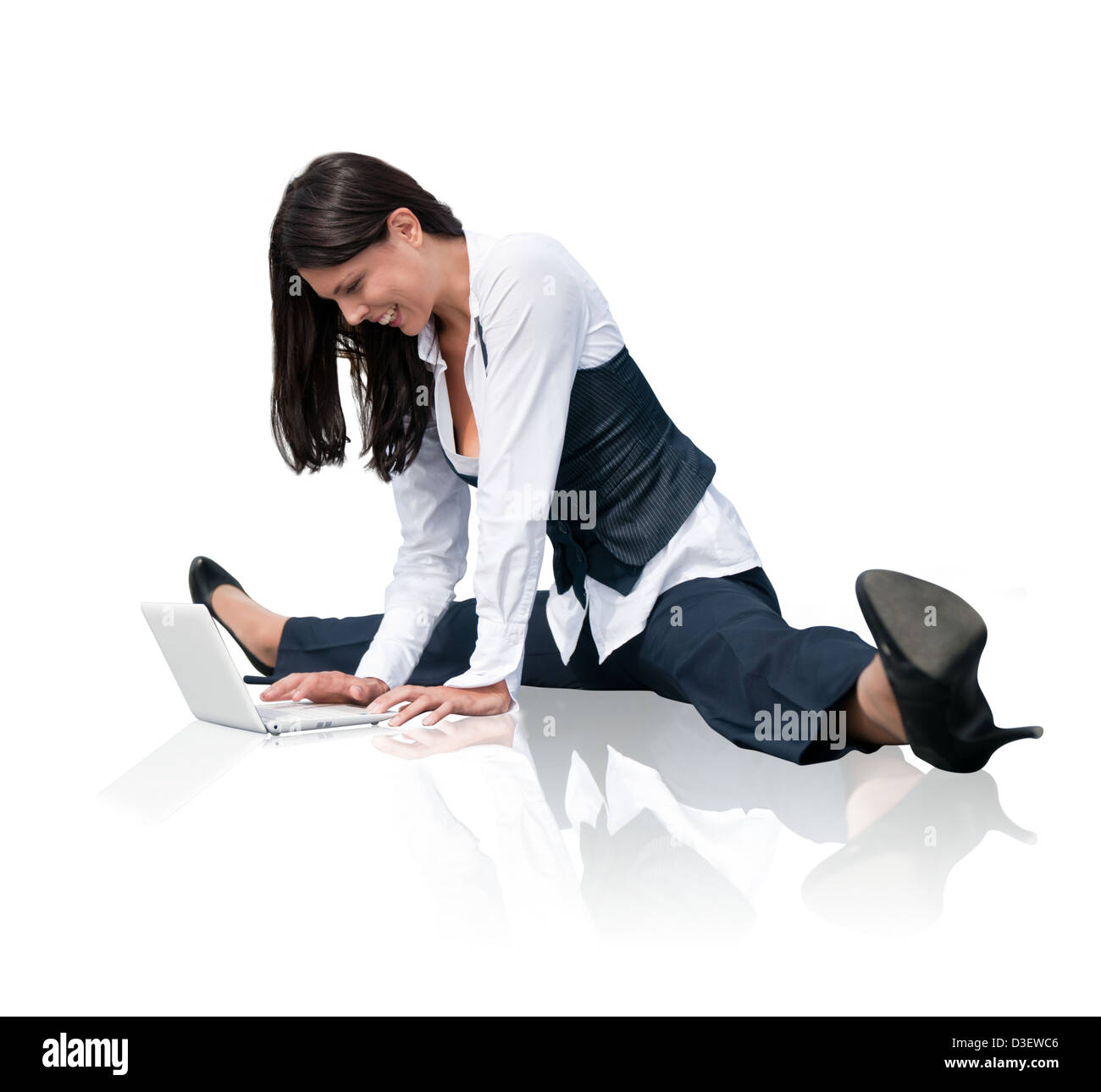 Jeune femme d'affaires en gymnastique posent le travail avec ordinateur - isolated on white Banque D'Images