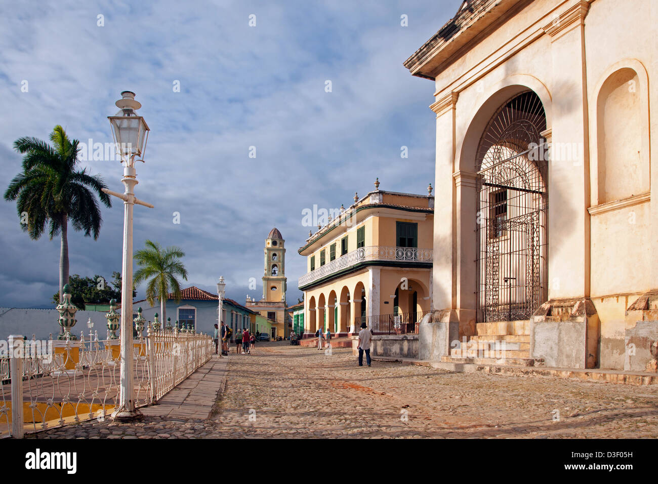 La Plaza Mayor et clocher de l'Iglesia y Convento de San Francisco / Eglise et monastère de Saint François à Trinidad, Cuba Banque D'Images