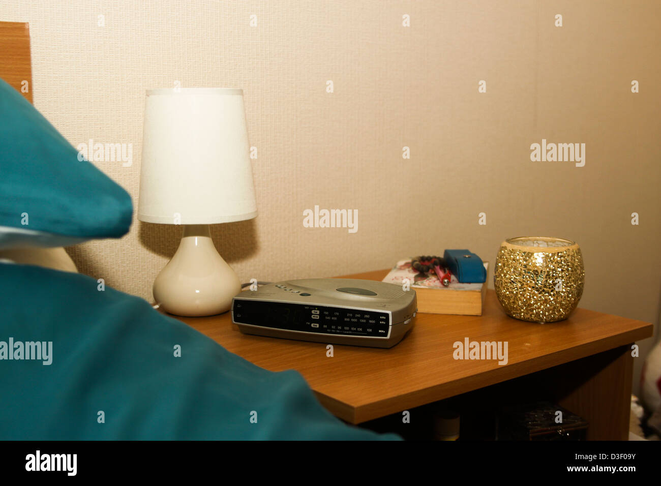 Table de chevet avec lampe et radio-réveil Banque D'Images