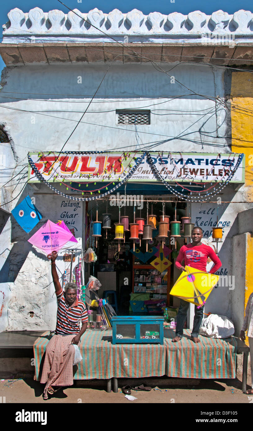 Kite Shop Kites garçons garçon enfant Enfants Inde Hyderabad Andhra Pradesh Banque D'Images