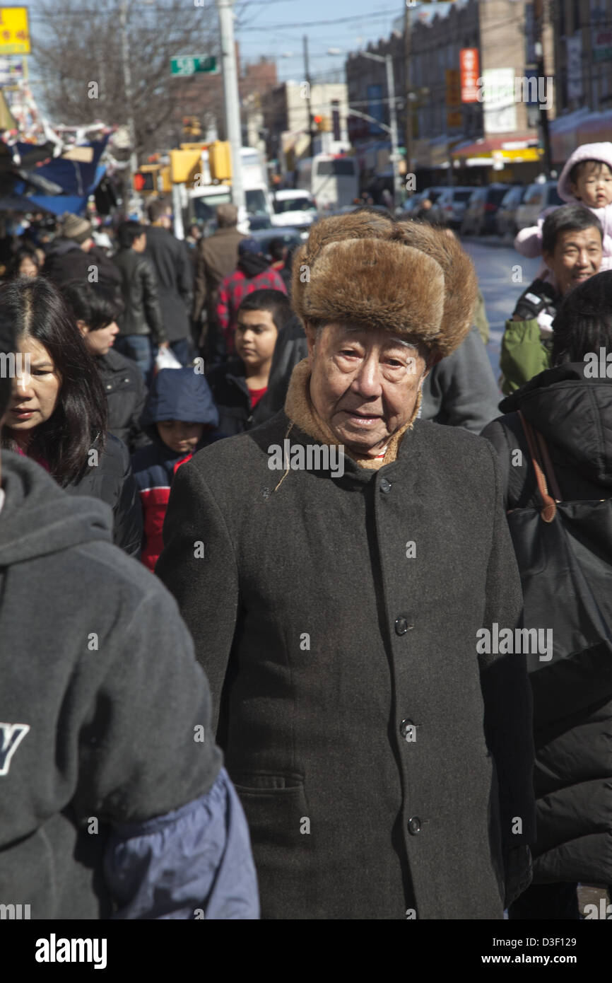L'homme chinois avec un chapeau de fourrure sur la 8e Avenue dans le quartier chinois de Sunset Park, Brooklyn, NY. Banque D'Images
