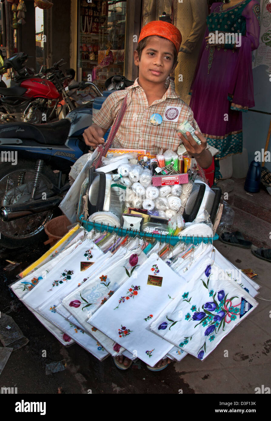 Le travail des enfants la mercerie Hyderabad Andhra Pradesh Inde le Laad Bazaar colporteur colporteur hawker packman trafiquant Banque D'Images