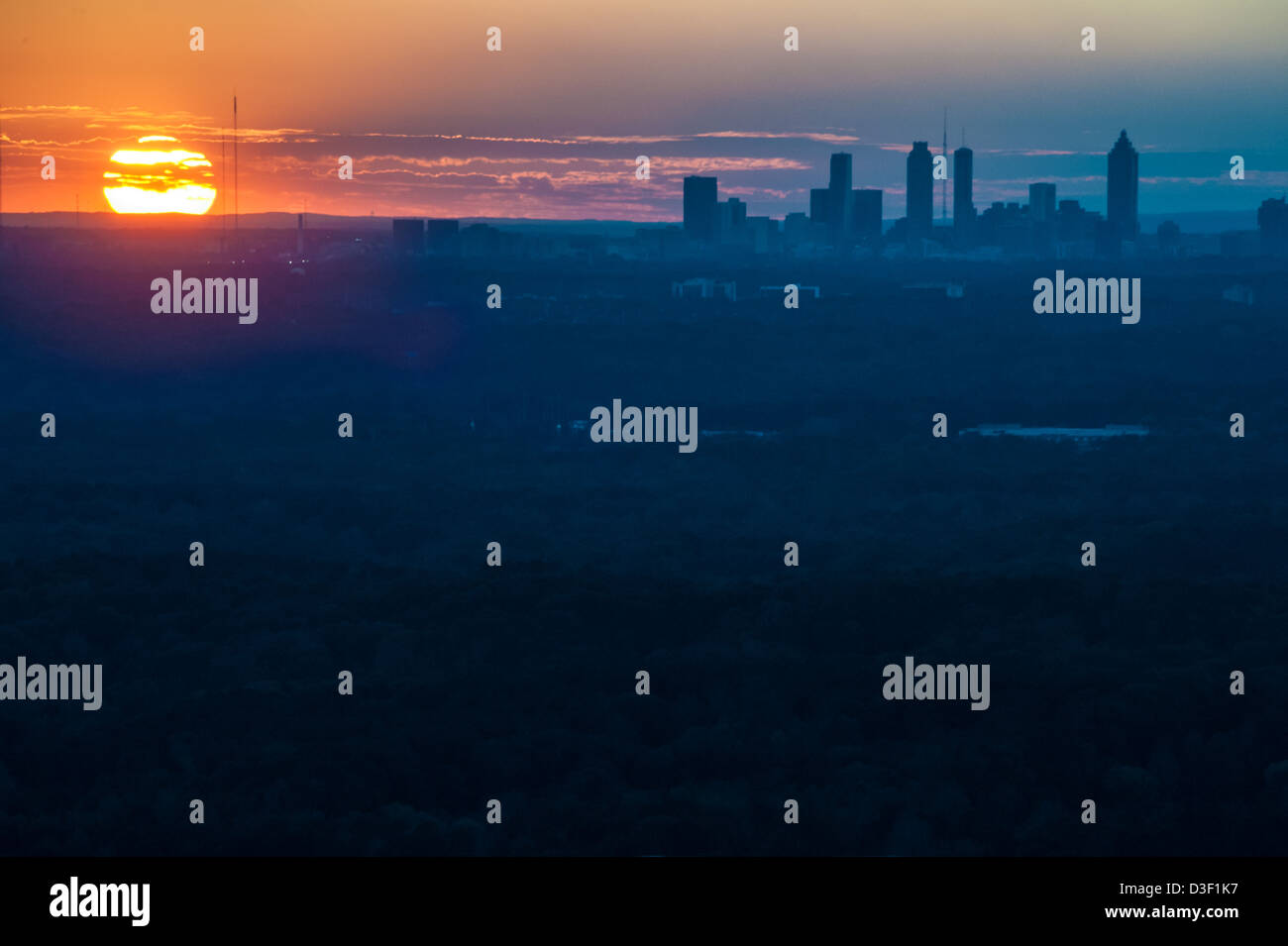 La ville d Atlanta skyline baigné dans la richesse des tons de coucher du soleil. Atlanta, Georgia, USA. (L'espace négatif pour la copie) Banque D'Images
