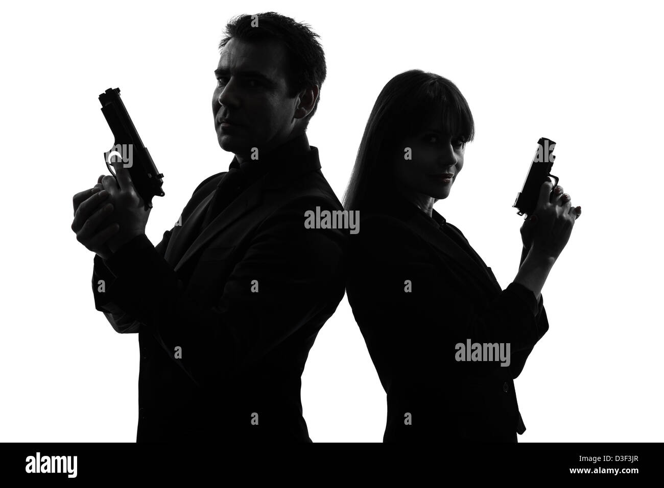 Un homme secret agent détective casier avec fusil en silhouette studio isolé sur fond blanc Banque D'Images