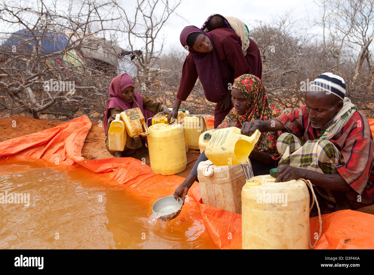 NYTALIYO, ELWAK, L'EST DU KENYA, 3 septembre 2009 : les Pasteurs remplir leurs contenants avec de l'eau à partir de réservoirs d'eau d'urgence Banque D'Images