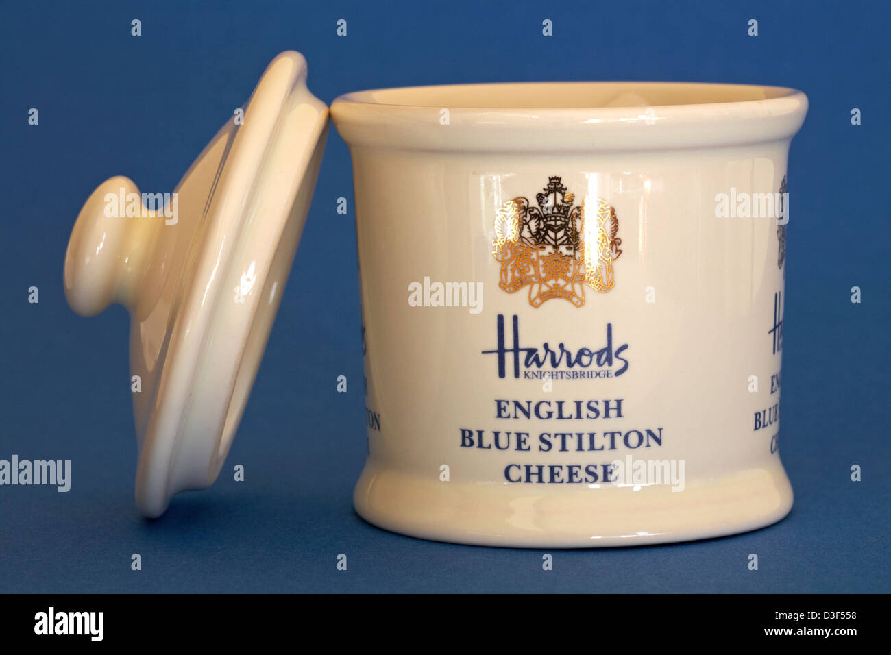 Pot pour Knightsbridge Harrods English Blue Stilton cheese avec couvercle et de repos à côte isolé sur fond bleu Banque D'Images