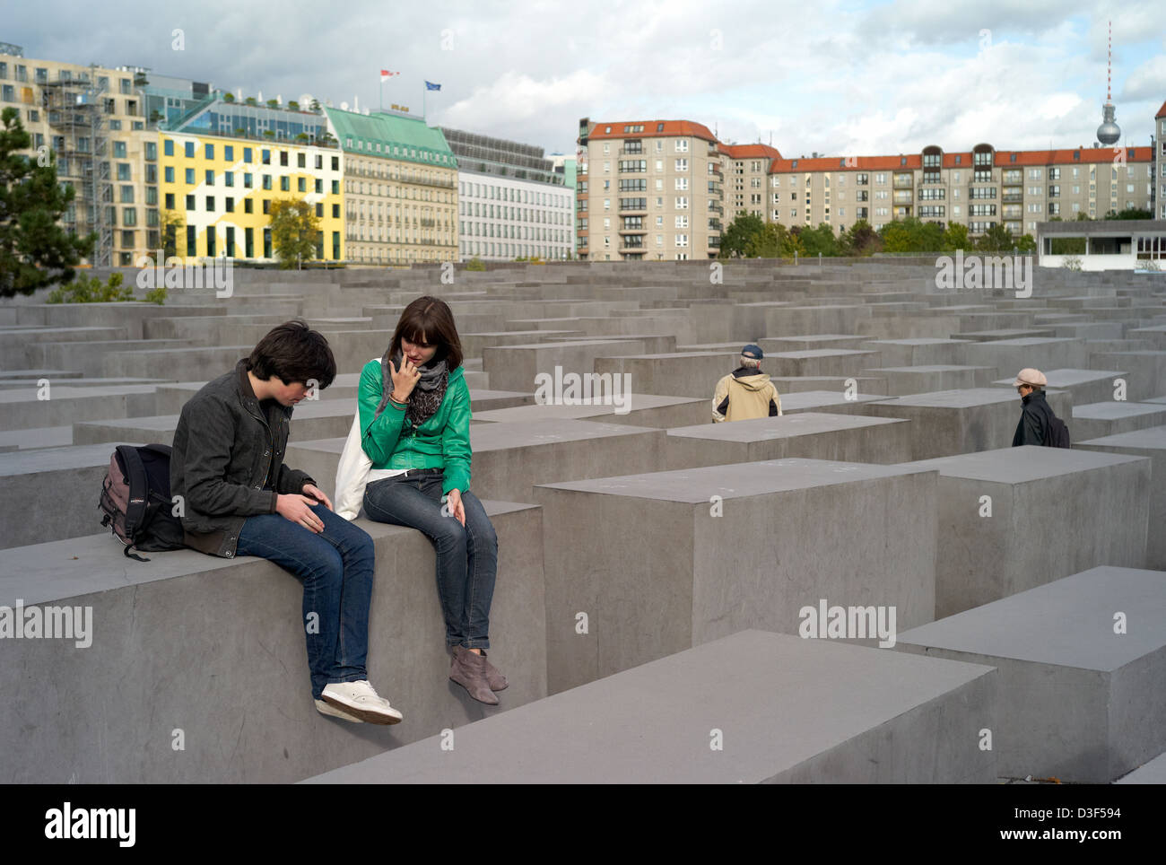 Berlin, Allemagne, les visiteurs dans le mémorial de l'Holocauste Banque D'Images