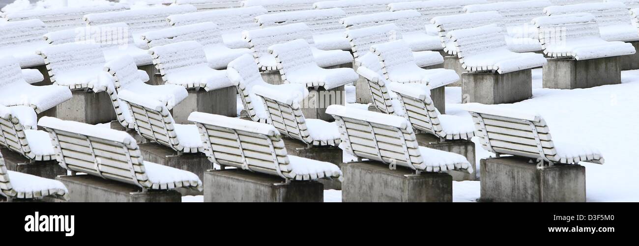 Stand des bancs couverts de neige dans le parc thermal de Bad Salzelmen dans Schoenebeck, Allemagne, 9 février 2013. Photo : Jens Wolf Banque D'Images