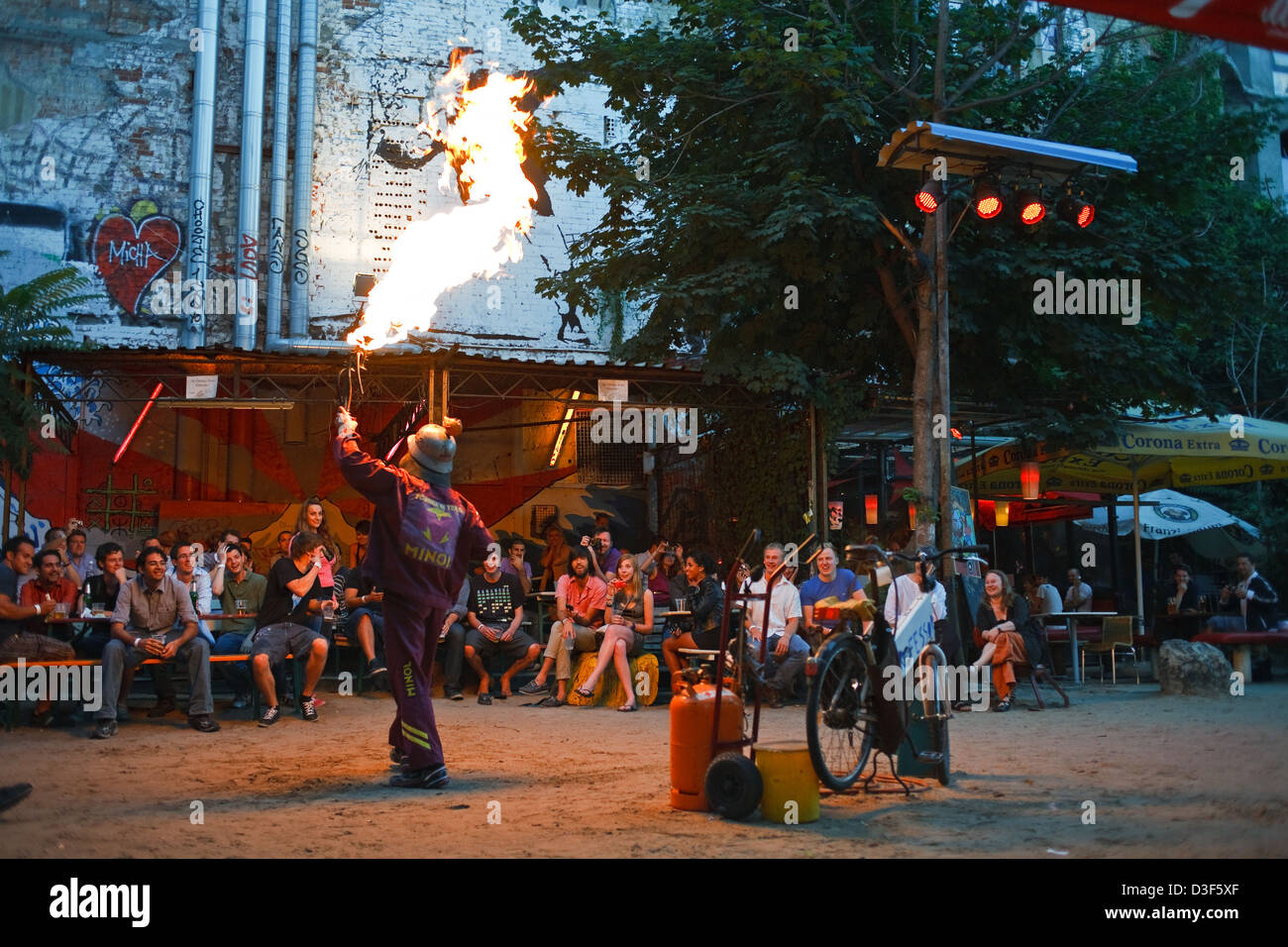 Berlin, Allemagne, le spectacle de feu M. Pyrofessor Saindoux Logo soirée au Tacheles Banque D'Images