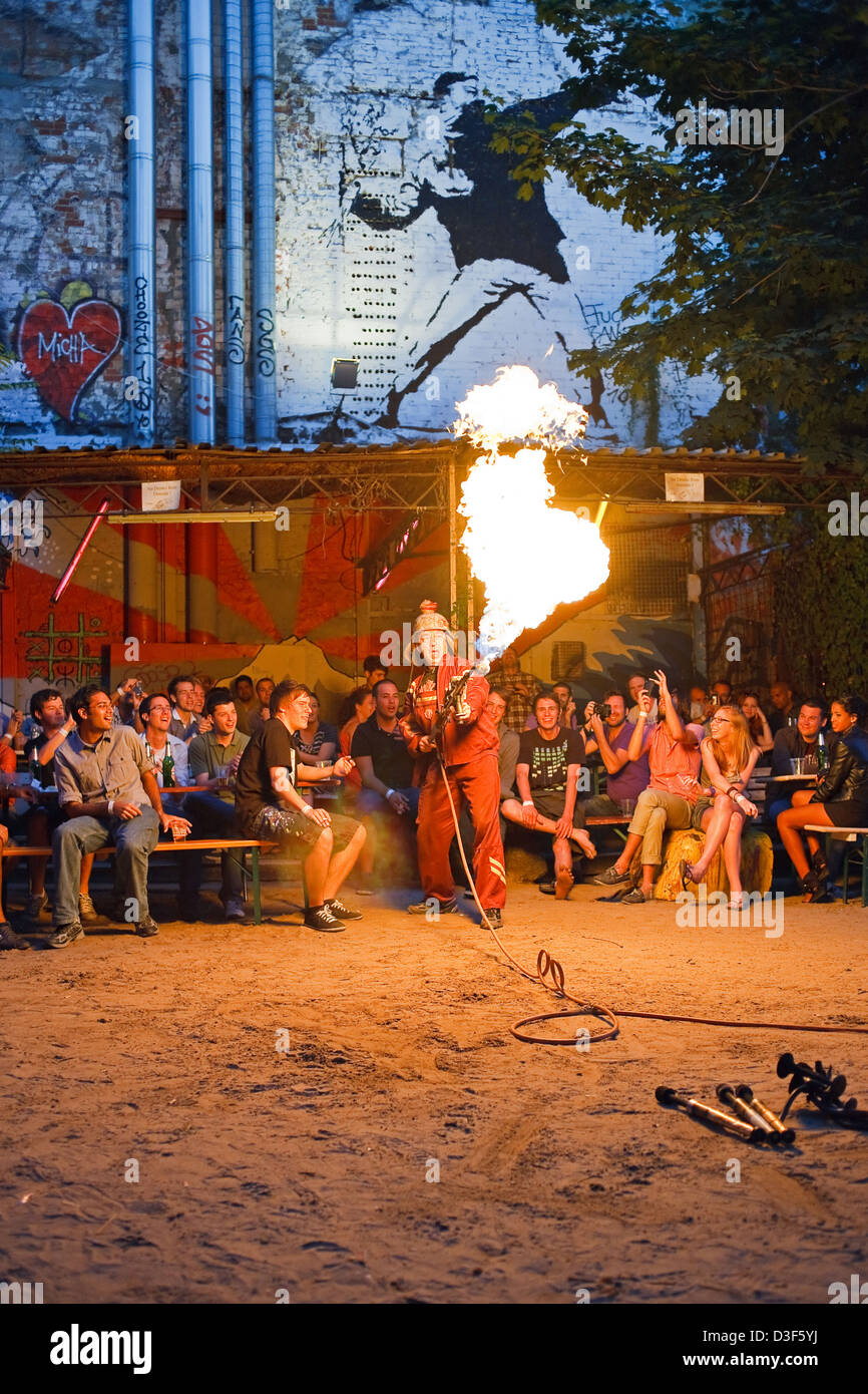 Berlin, Allemagne, le spectacle de feu M. Pyrofessor Saindoux Logo soirée au Tacheles Banque D'Images